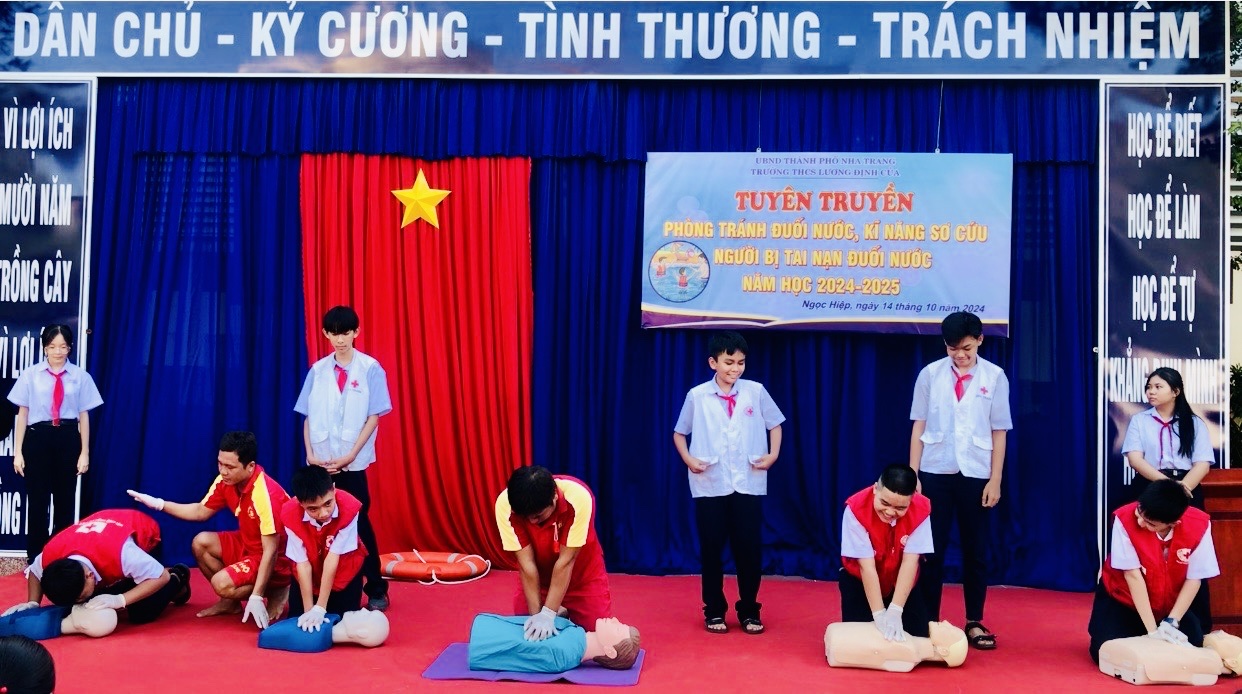 Tập huấn sơ cứu đuối nước và phòng ngừa tai nạn thương tích cho hơn 500 học sinh