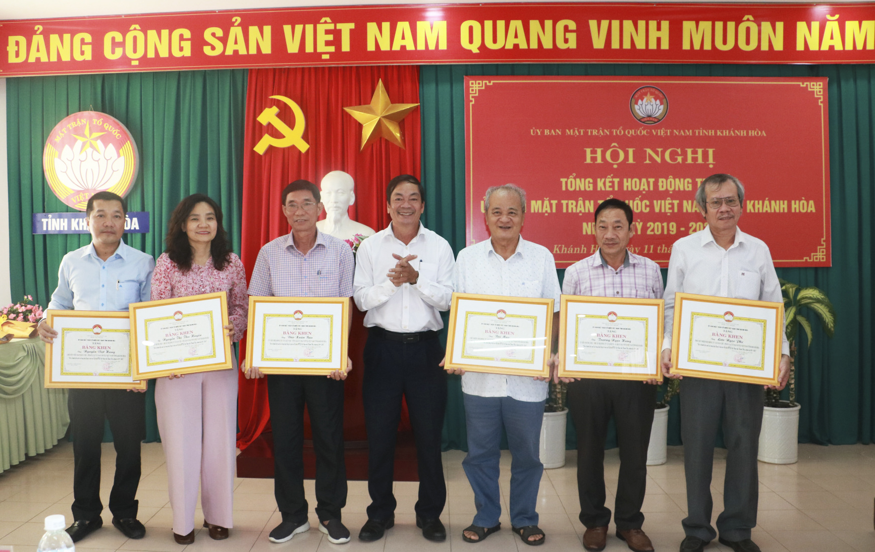 Ông Nguyễn Văn Thiện - Phó Chủ tịch Thường trực UBMTTQ Việt Nam tỉnh trao bằng khen cho các cá nhân.