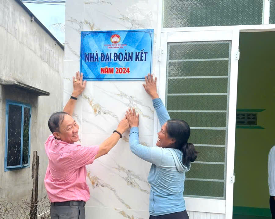 Thực hiện nghi thức gắn bảng trao nhà cho một gia đình ở TP. Cam Ranh