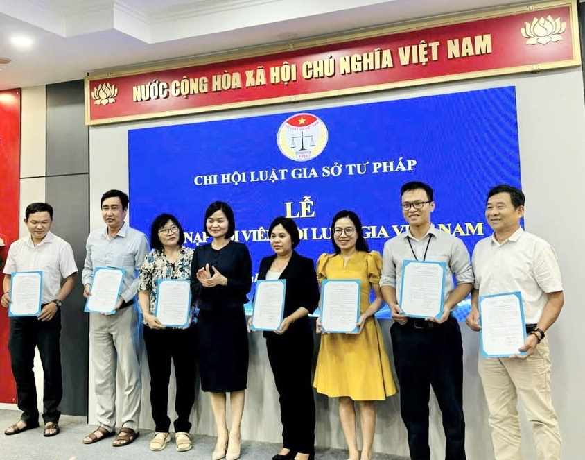 Bà Hoàng Thị Mỹ Hạnh - Phó Giám đốc Sở Tư pháp, Chi hội trưởng Chi hội Luật gia trao quyết định kết nạp cho các hội viên mới.