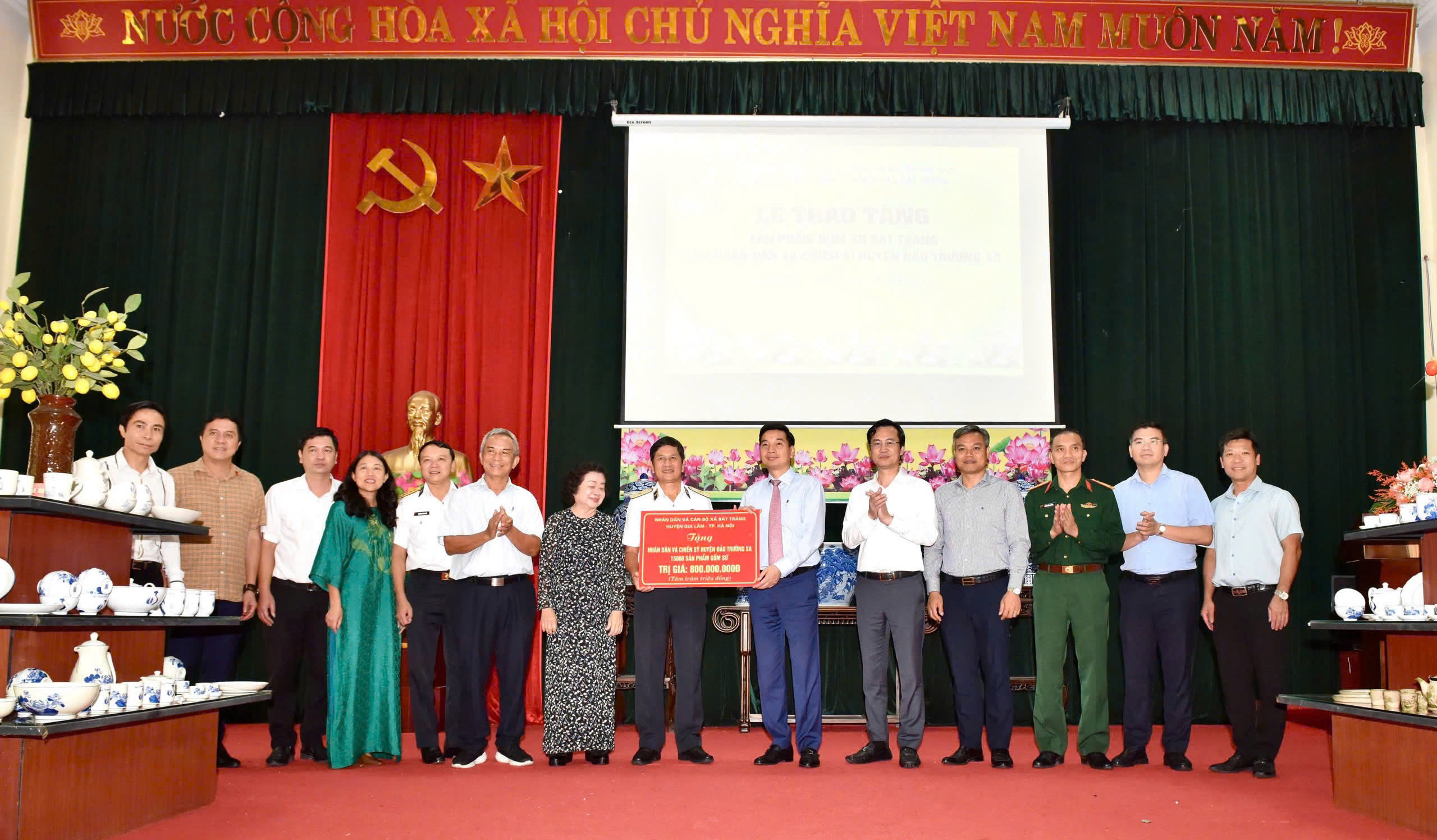 Tặng các sản phẩm gốm sứ Bát Tràng cho nhân dân và cán bộ, chiến sĩ huyện đảo Trường Sa