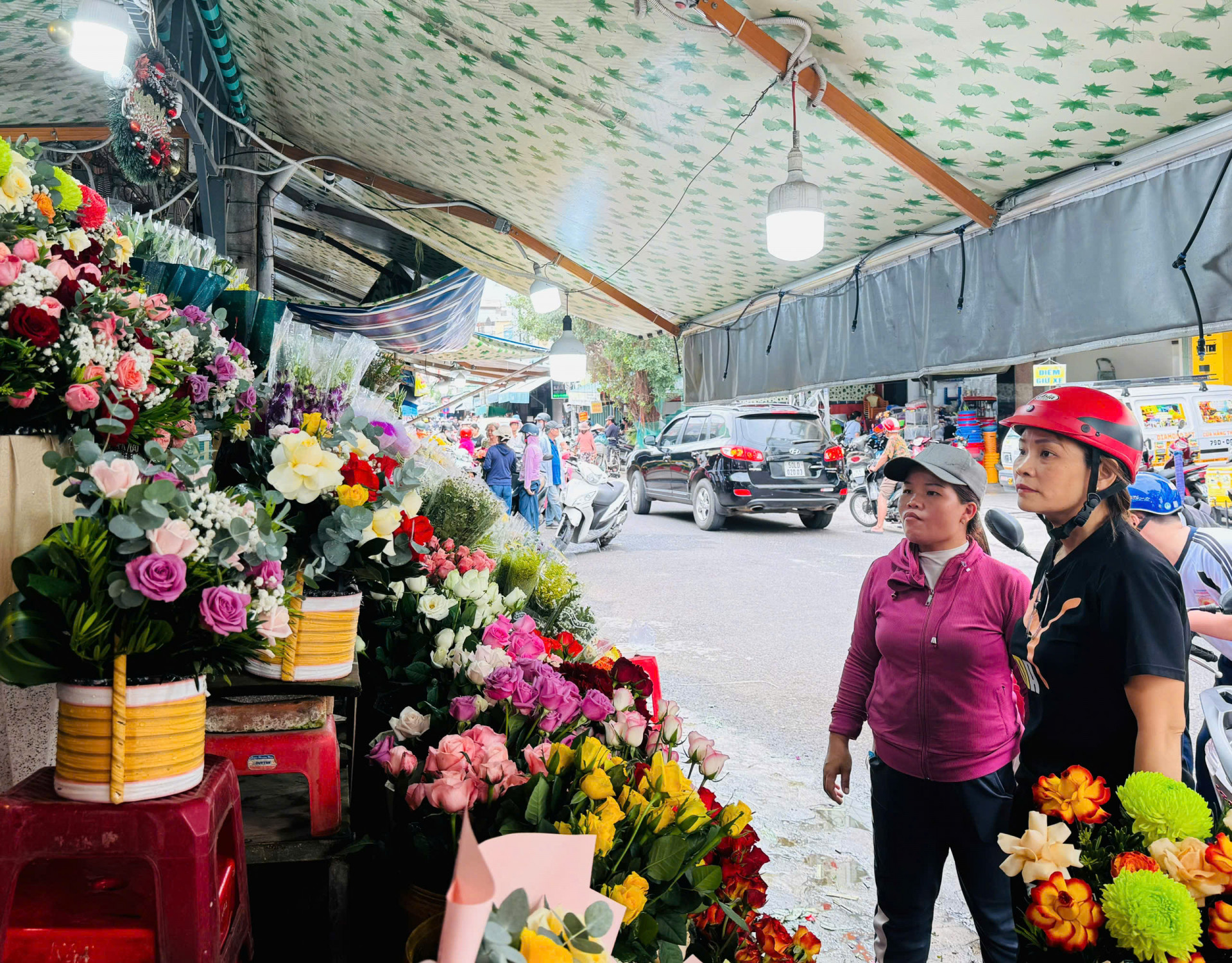 Trên các kệ hàng, hoa tươi được bày bán đủ chủng loại