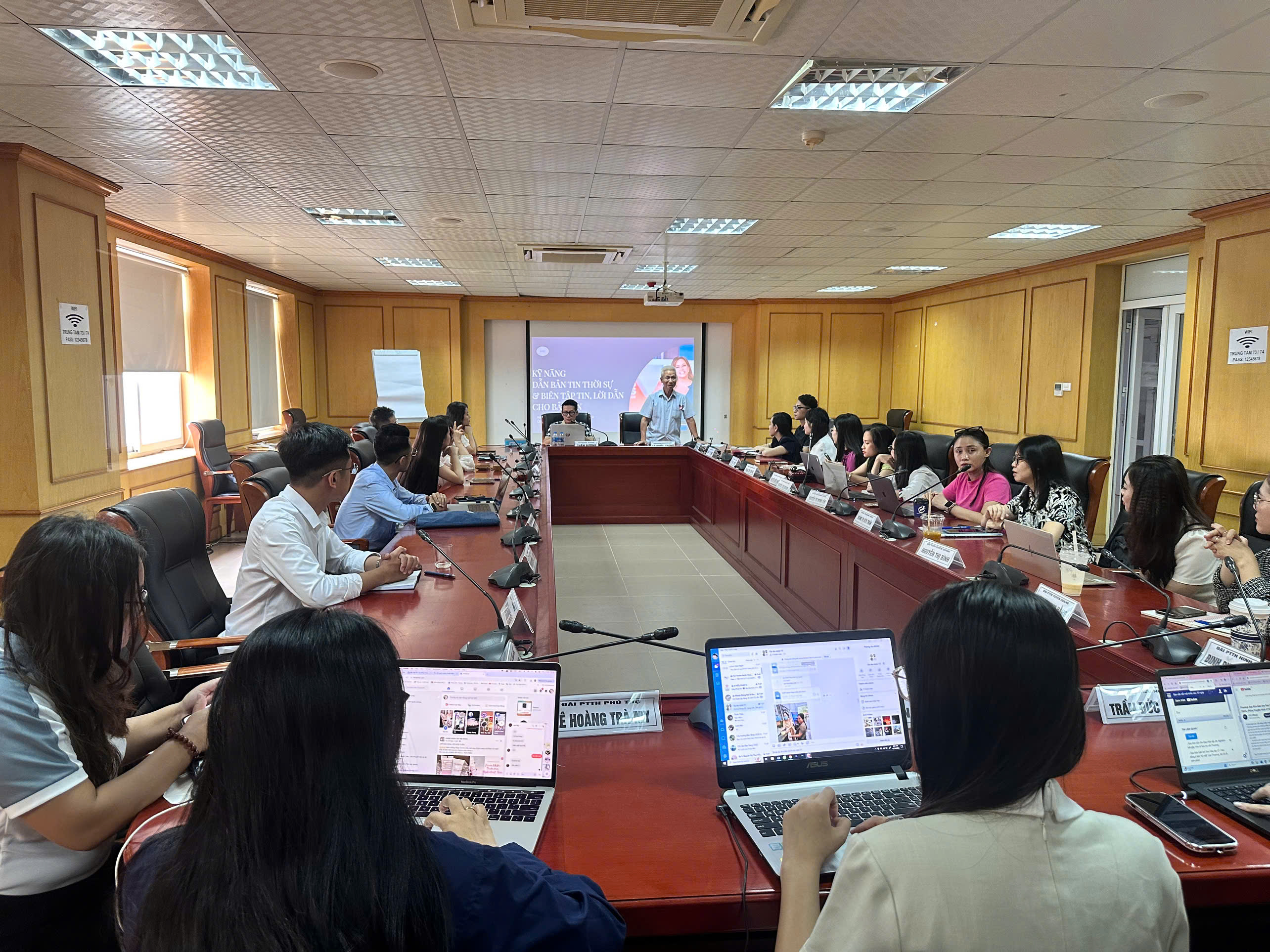 Hơn 30 phóng viên, nhà báo tập huấn “Kỹ năng dẫn tin tức và cách biên tập nội dung cho bản tin thời sự”