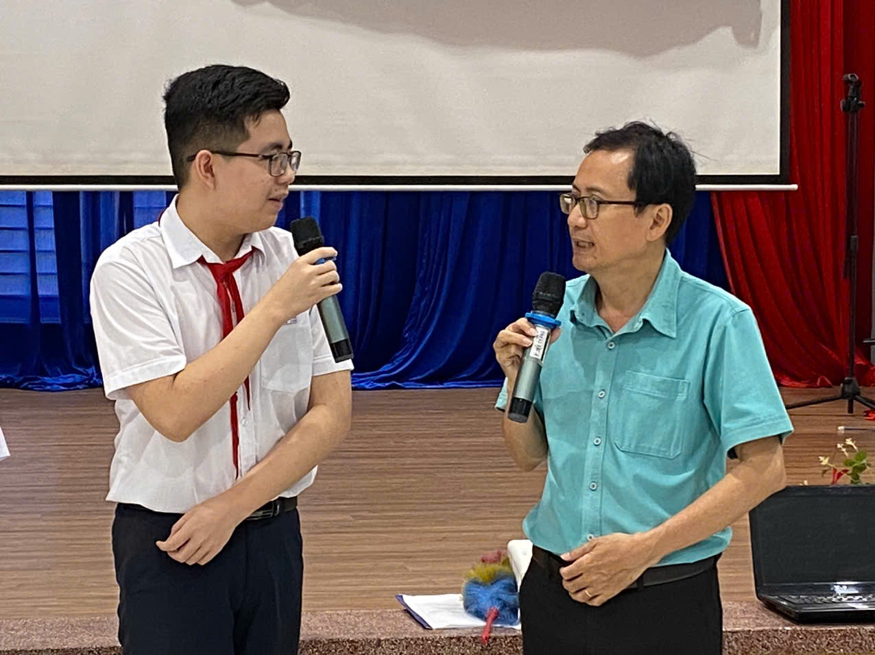 Truyền thông về tác hại của thuốc lá và HIV cho hơn 500 học sinh