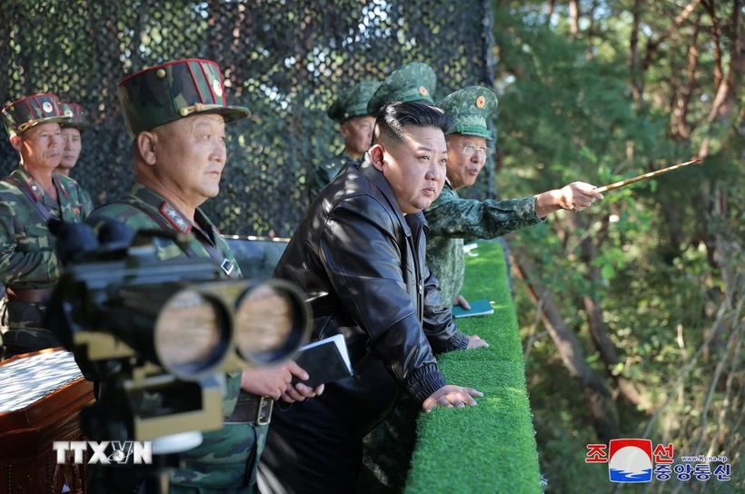 Nhà lãnh đạo Triều Tiên Kim Jong Un thăm đơn vị tác chiến đặc biệt tại căn cứ huấn luyện ở Bình Nhưỡng. Ảnh: KCNA/TTXVN
