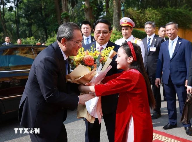 Thiếu nhi Thủ đô Hà Nội tặng hoa chào mừng Thủ tướng Trung Quốc Lý Cường thăm chính thức Việt Nam. (Ảnh: Dương Giang/TTXVN). 