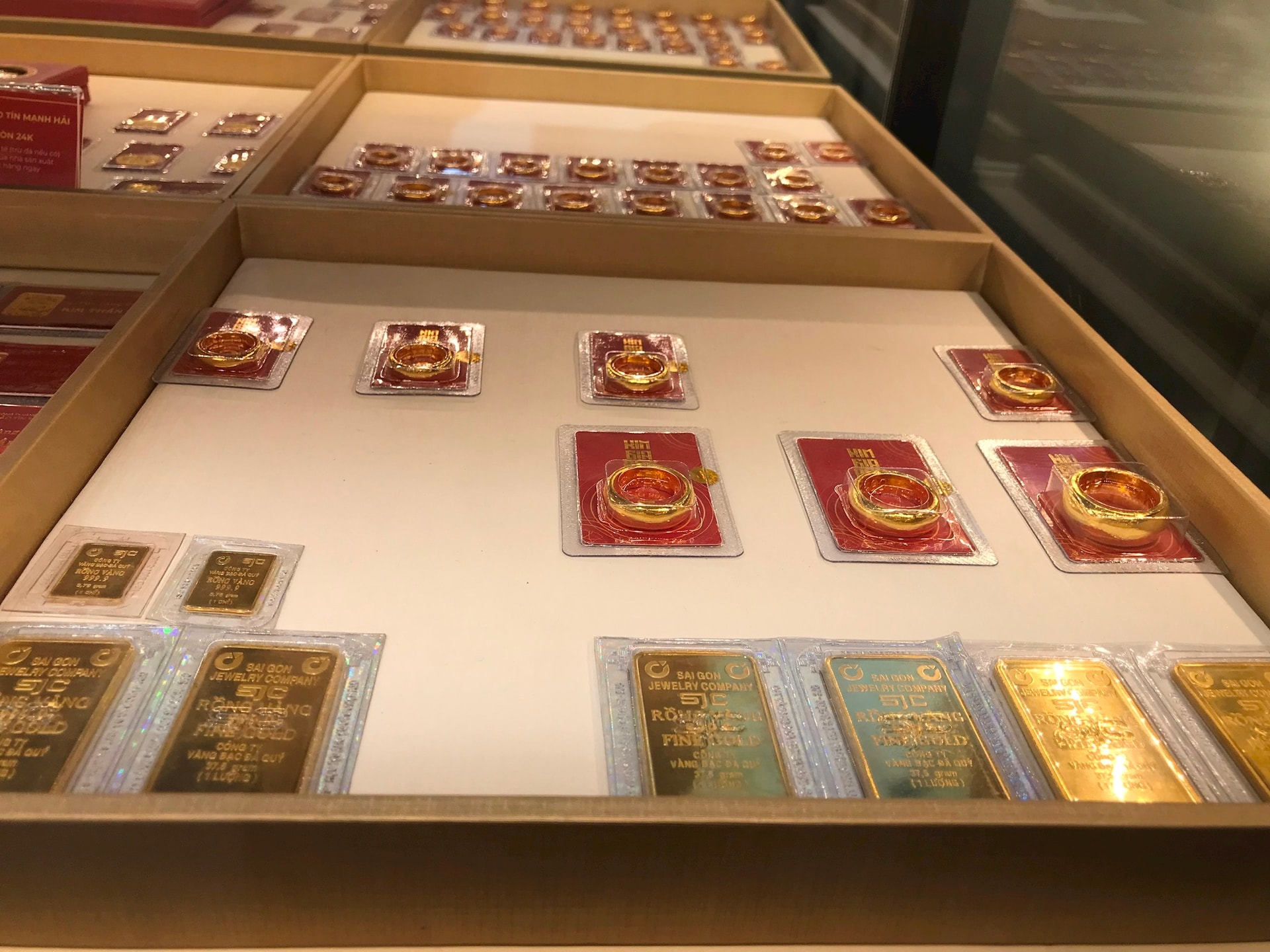 Vàng miếng SJC và vàng nhẫn cùng giảm giá