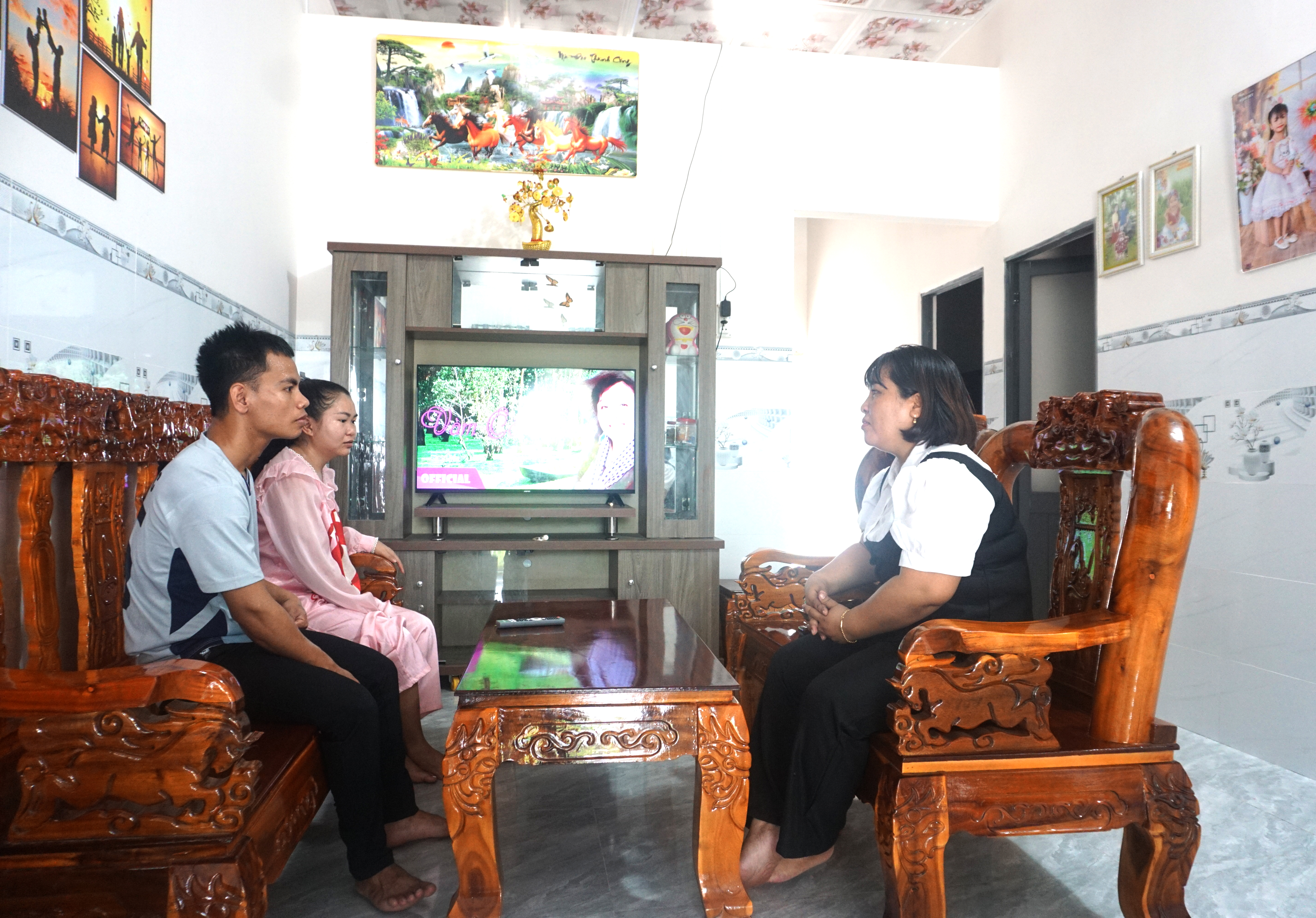 Vợ chồng anh Cao Xuân Phú ở thôn Suối Cá, xã Khánh Trung 
đã tự tin ra khỏi hộ nghèo sau khi có căn nhà mới.
