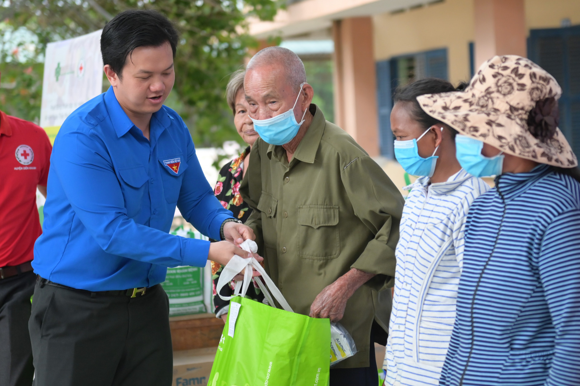 Hội Liên hiệp Thanh niên Việt Nam tỉnh trao quà cho người dân khó khăn xã Diên Tân (huyện Diên Khánh).