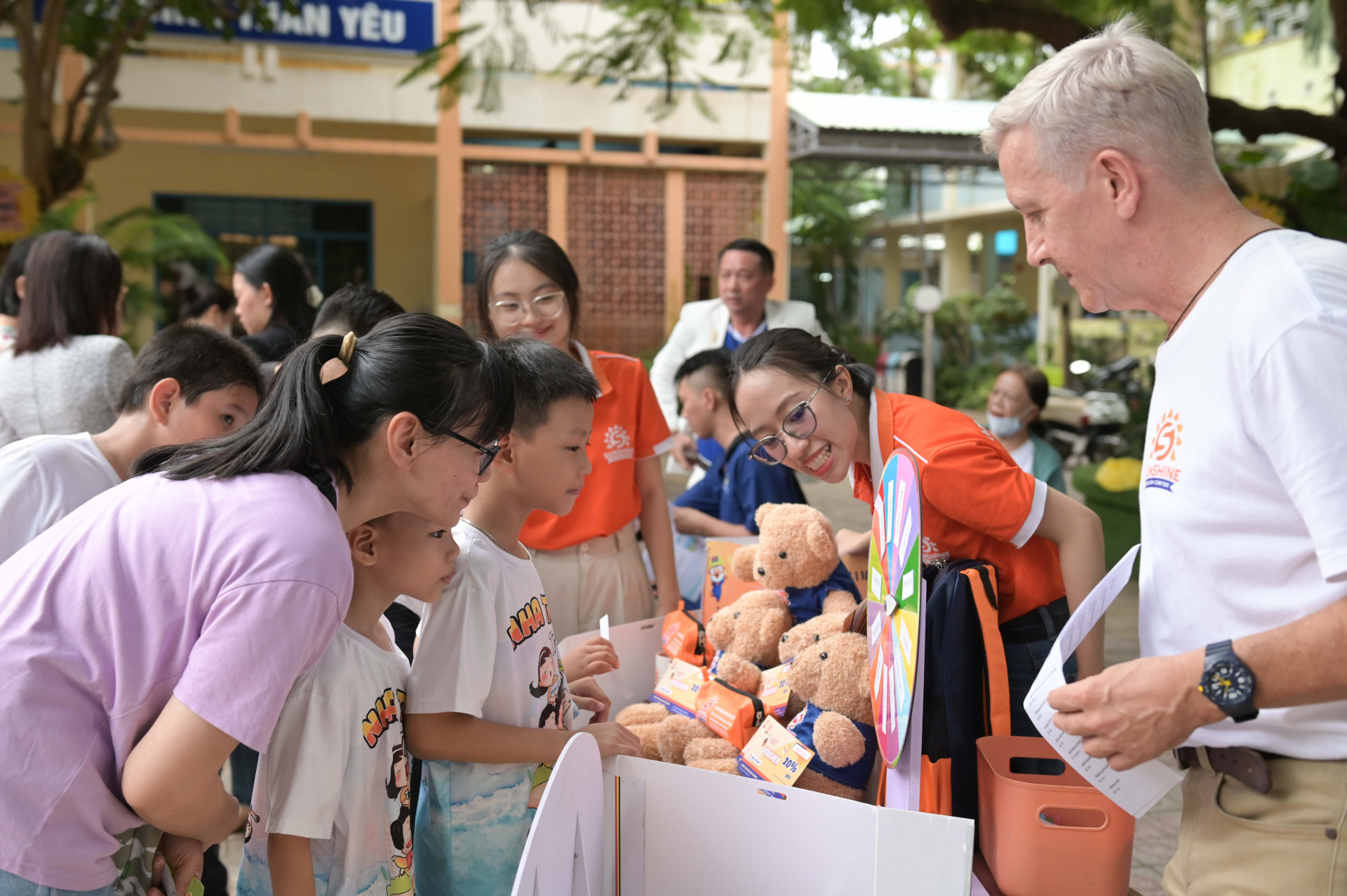 Thiếu nhi tham gia trả lời các câu hỏi tiếng Anh và quay thưởng miễn phí.