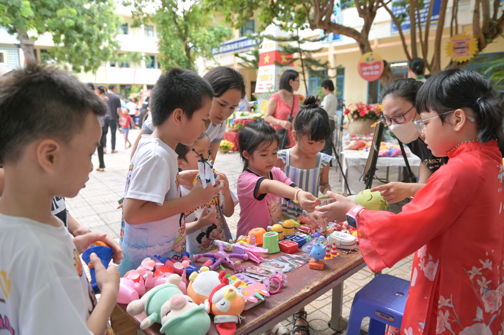 Các thiếu nhi đổi quà tại phiên chợ.