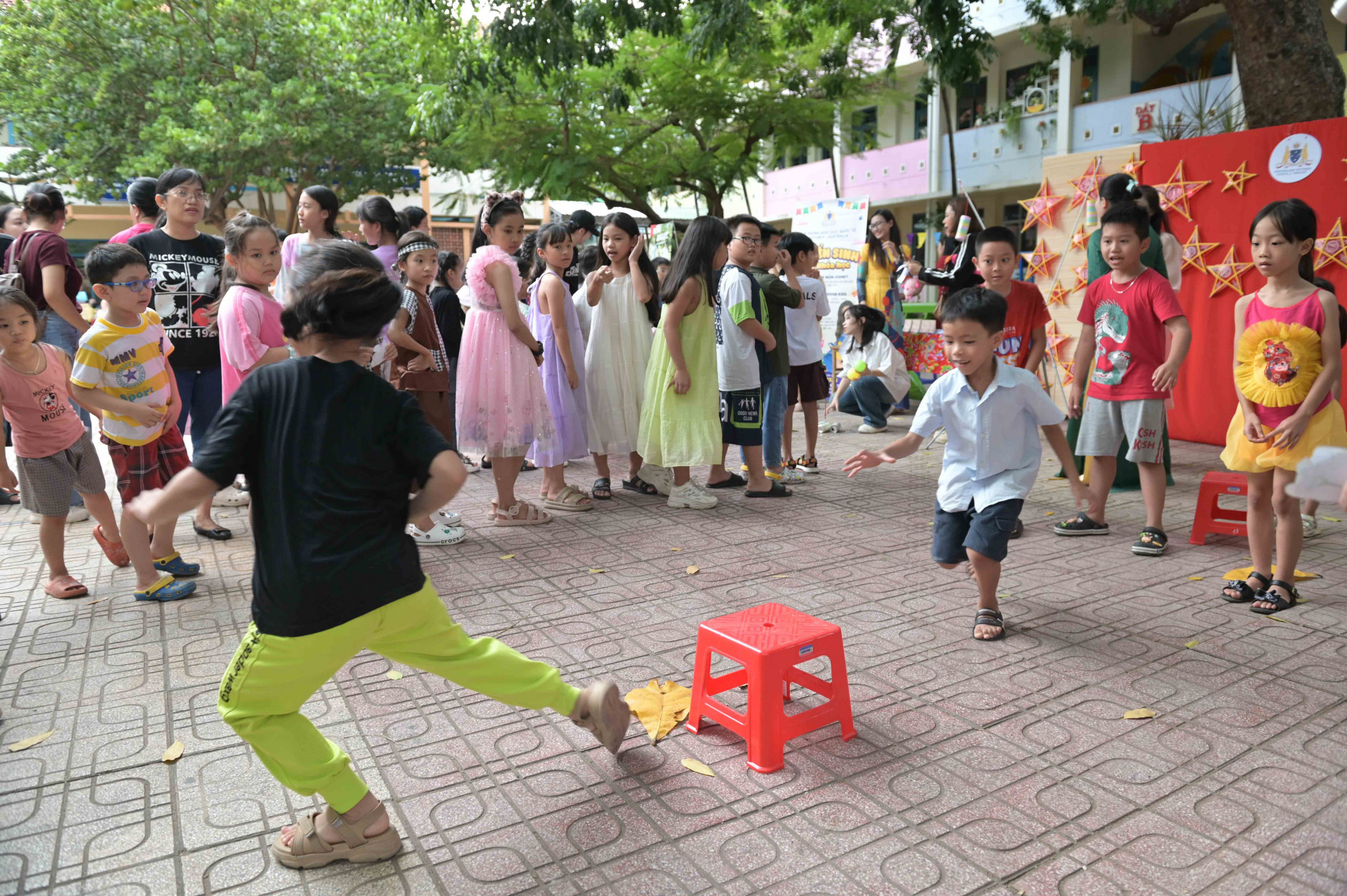 Chơi cướp cờ.