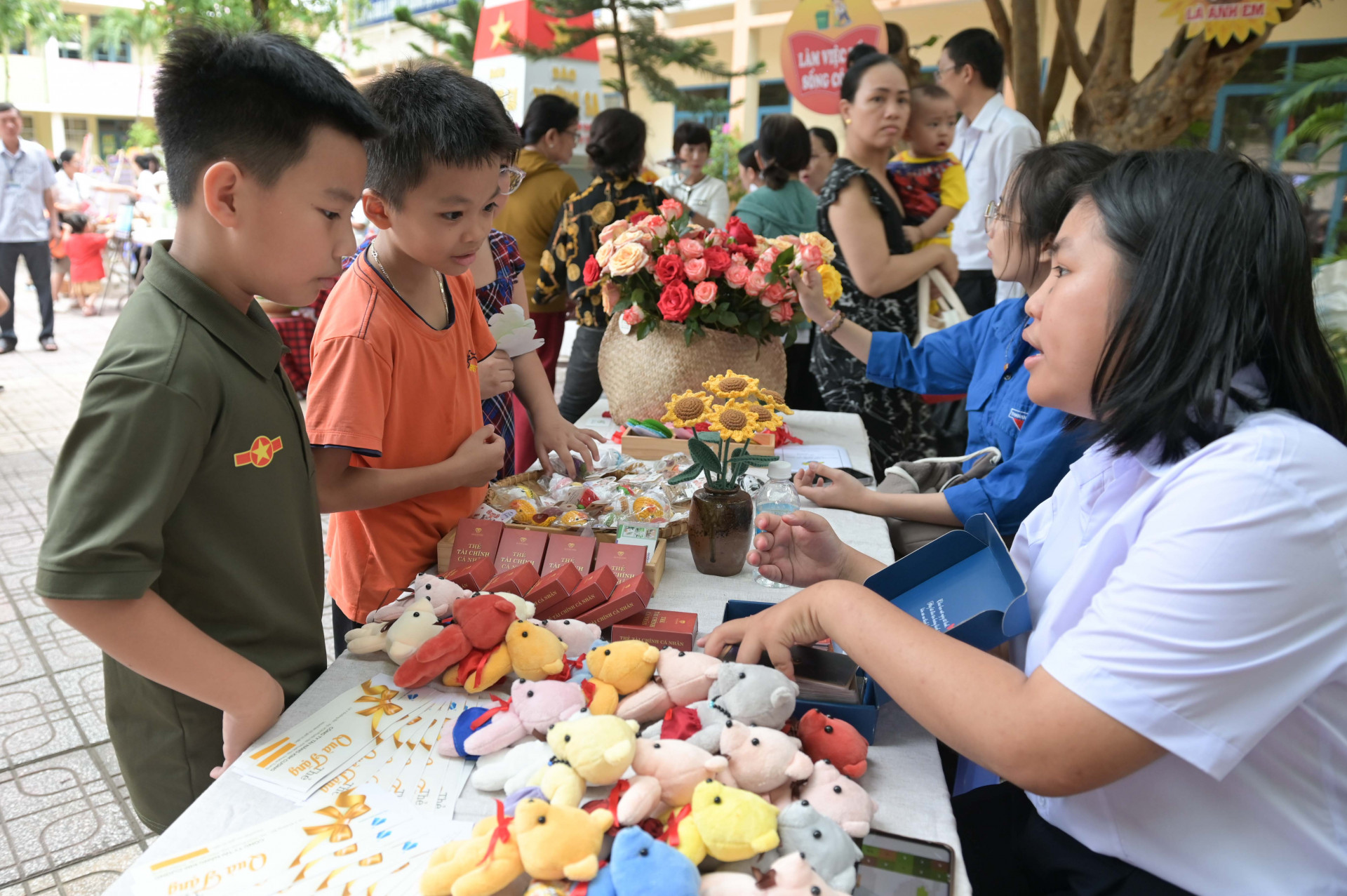 Hoặc đổi lấy những món quà tùy theo từng gian hàng.