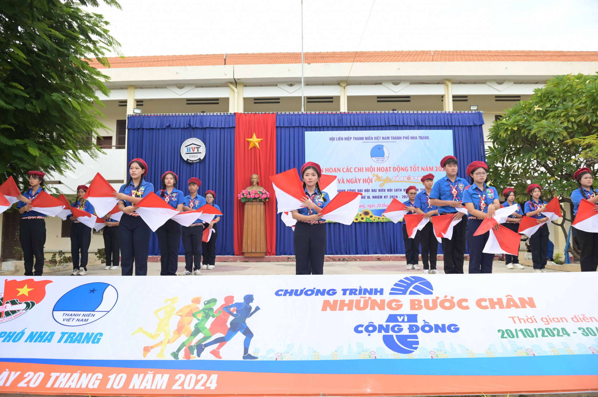 Biểu diễn cờ Semaphore tại liên hoan.