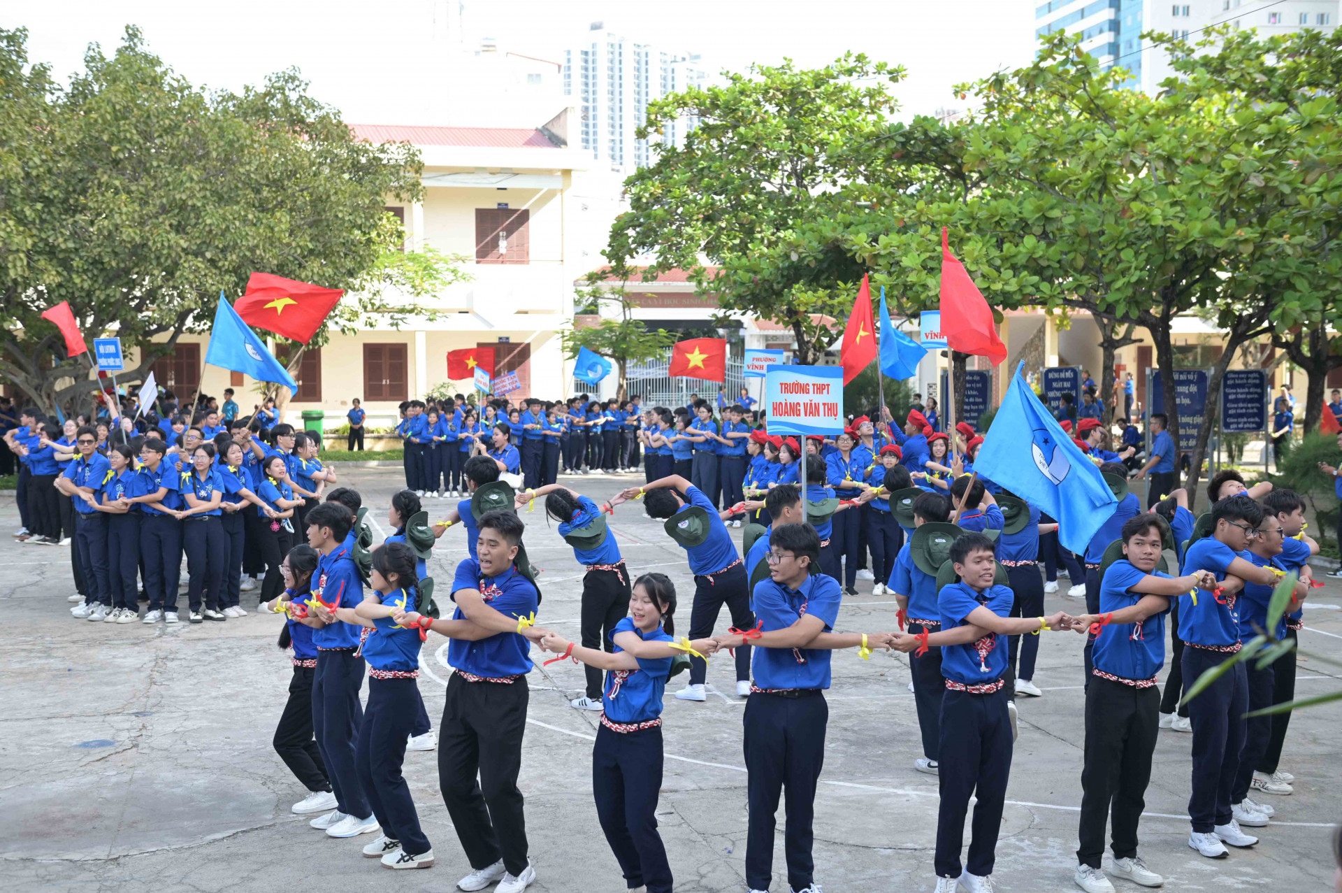 Các hội viên thanh niên tham gia phần thi nhảy dân vũ và múa hát tập thể.