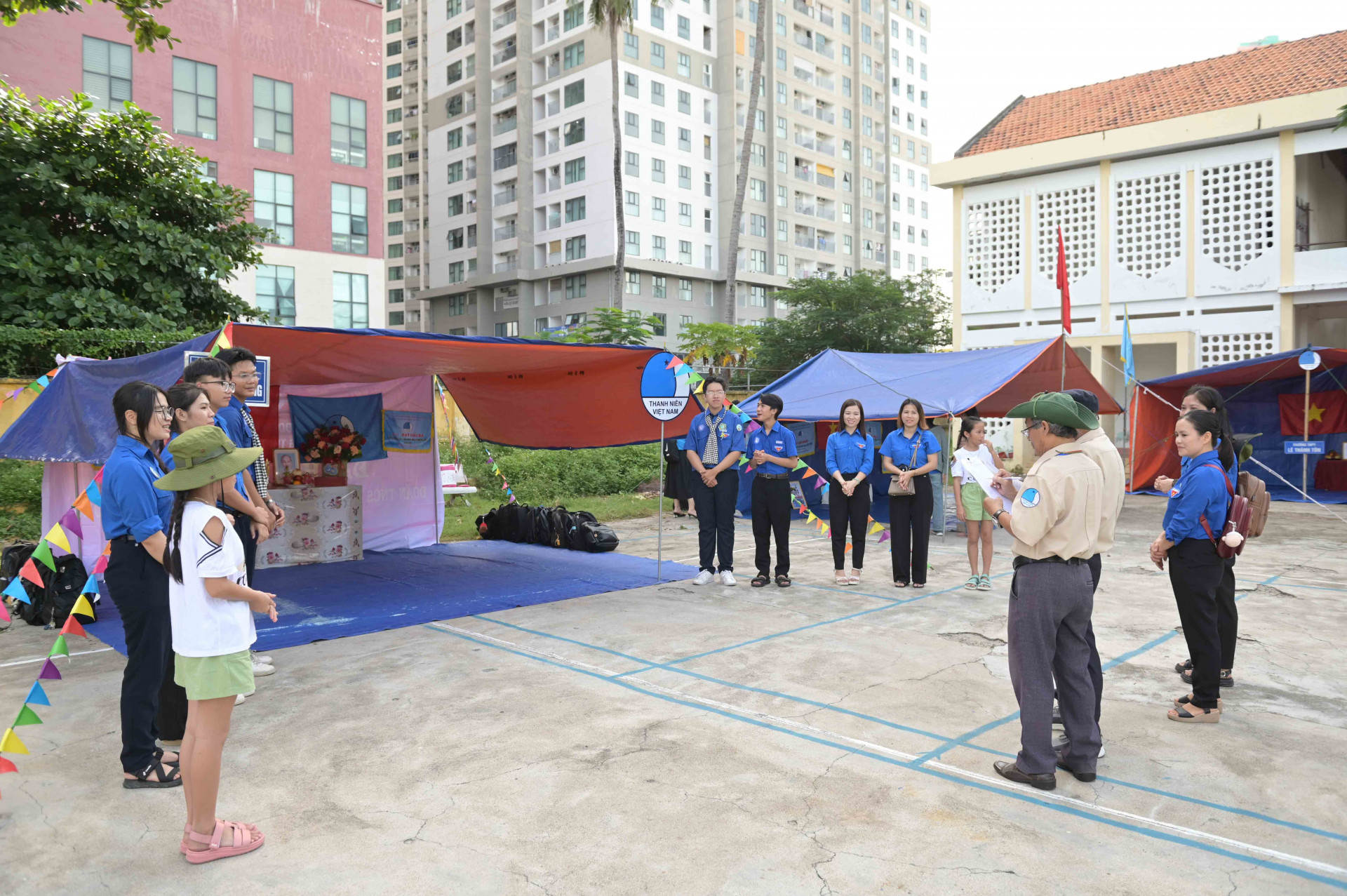 Ban giám khảo chấm thi nội dung trại đẹp.