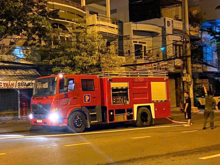 Xe chuyên dùng của Công ty Xăng dầu Phú Khánh đến hiện trường