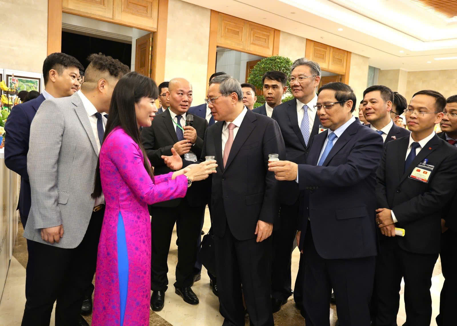 Thủ tướng Việt Nam và Thủ tướng Trung Quốc tham quan gian hàng Yến sào Khánh Hòa