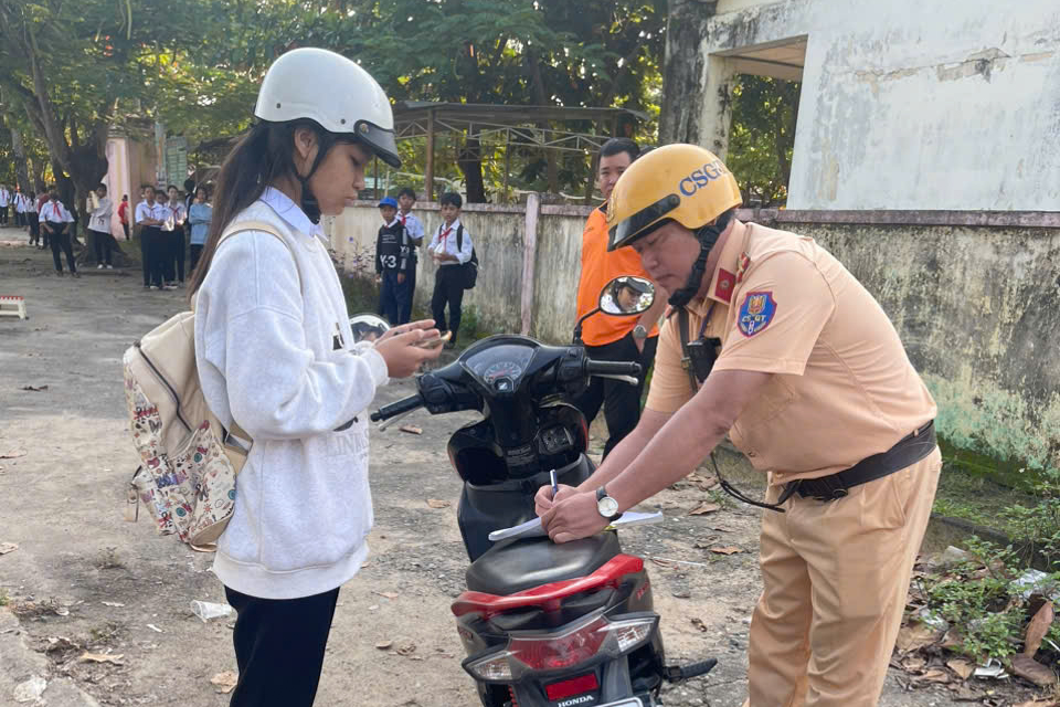 Khánh Vĩnh: Ra quân đợt cao điểm bảo đảm trật tự, an toàn giao thông cho lứa tuổi học sinh
