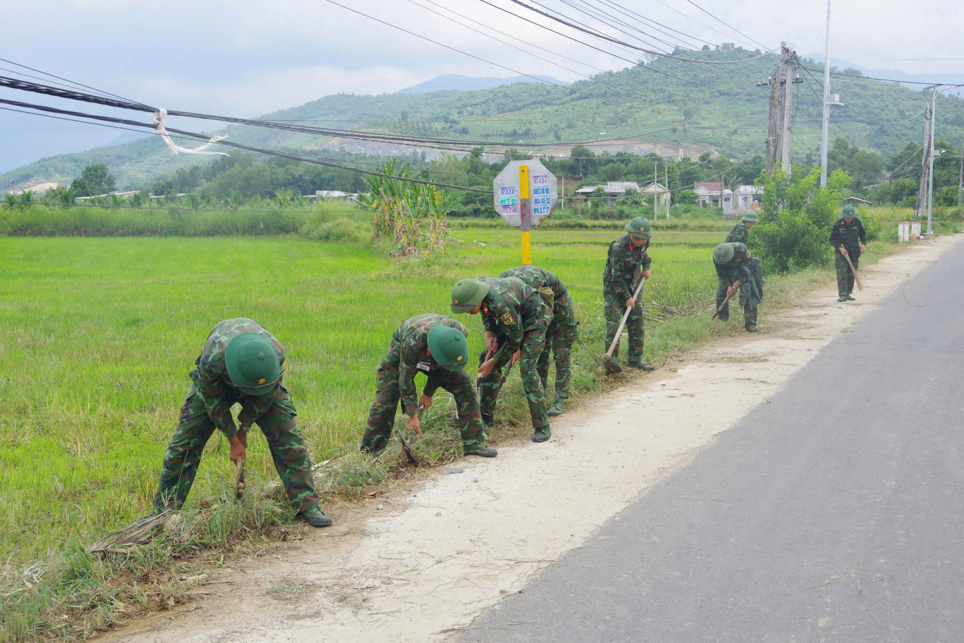 Học viên tham gia vệ sinh đường giao thông nông thôn tại xã.