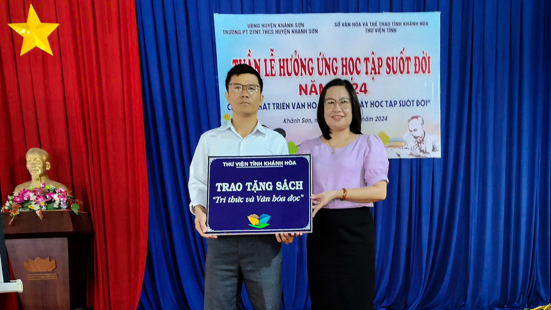 Lãnh đạo Thư viện tỉnh trao tặng sách cho Trường Phổ thông Dân tộc nội trú THCS huyện Khánh Sơn. Ảnh: Thư viện tỉnh cung cấp