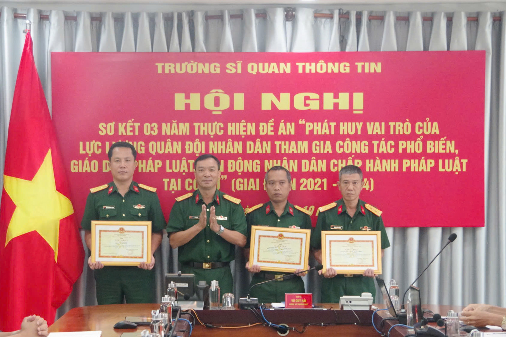 Thủ trưởng nhà trường trao thưởng cho các tập thể, cá nhân.