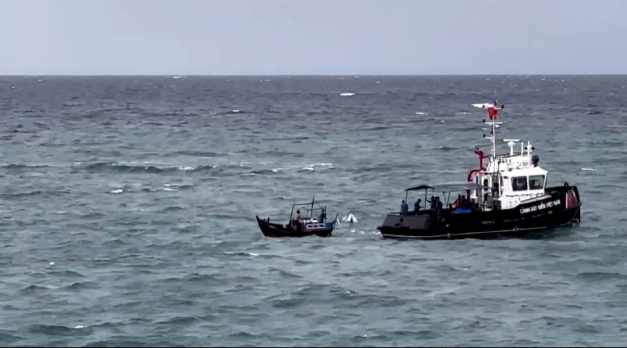 Hải đoàn Cảnh sát biển 32 kịp thời cứu 3 ngư dân bị lật xuồng trên biển