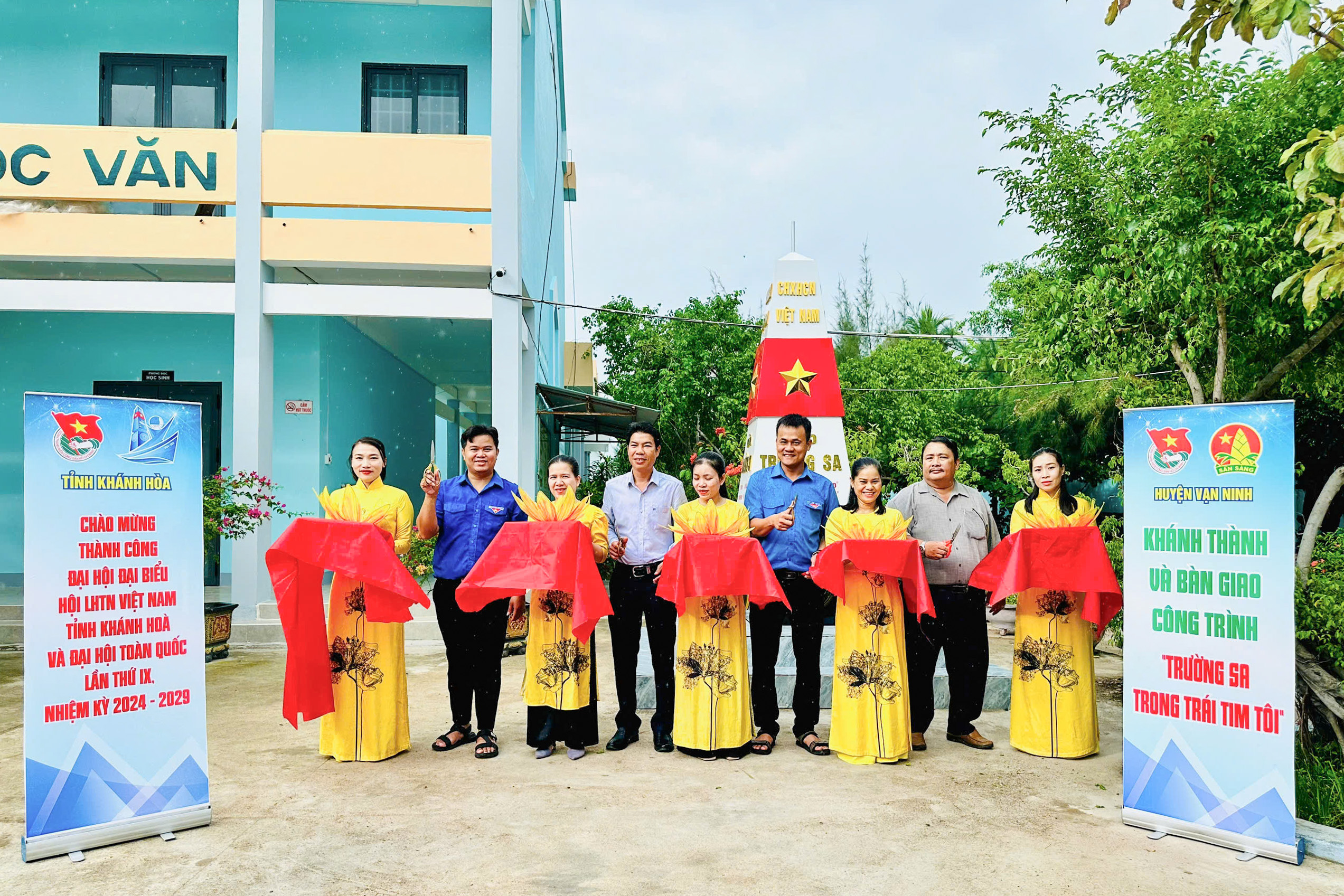 Vạn Ninh: Khánh thành công trình thanh niên "Trường Sa trong trái tim tôi" và kết nạp 110 đoàn viên mới