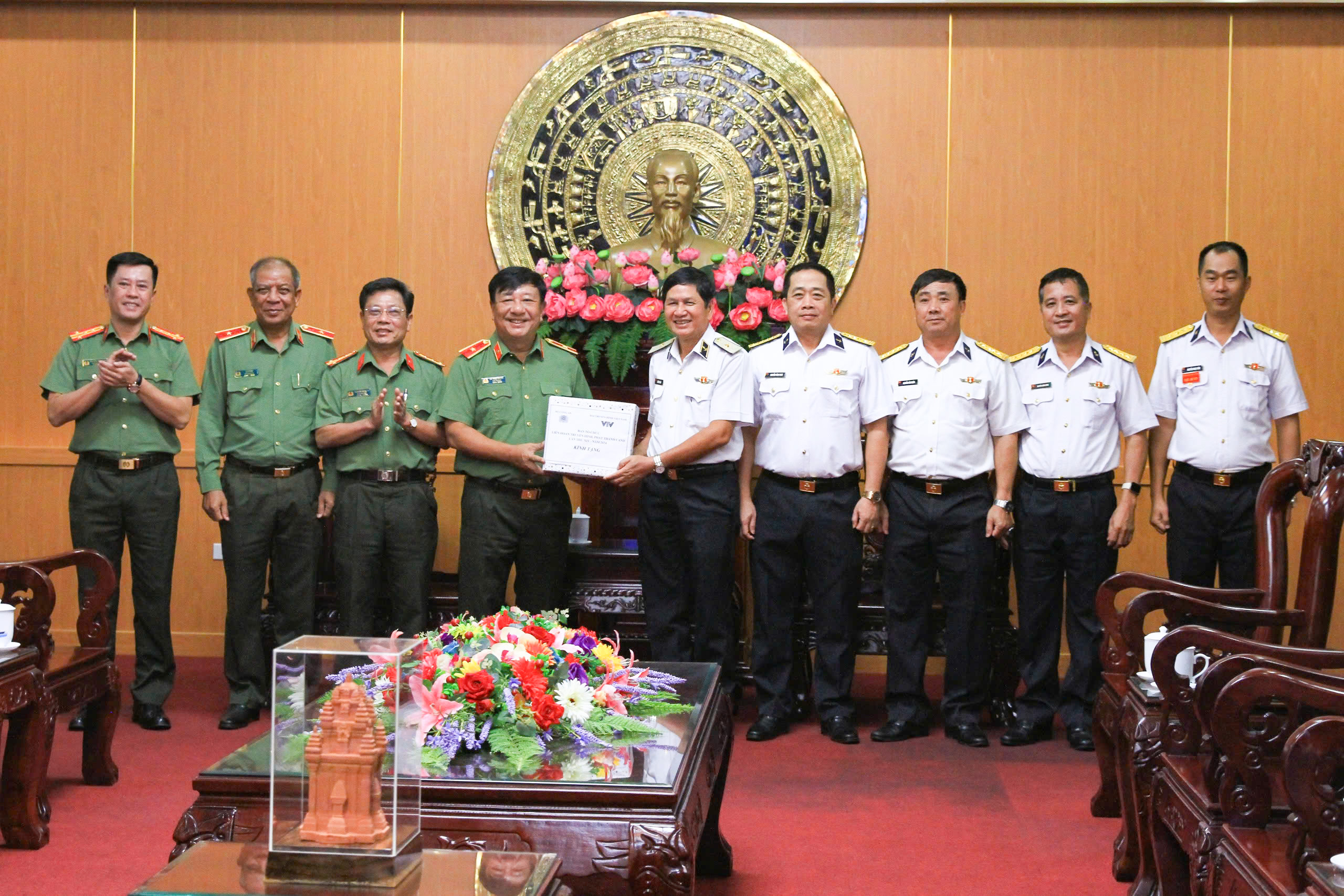 Đoàn đại biểu Liên hoan Truyền hình, Phát thanh Công an nhân dân đi thực tế, giao lưu với Lữ đoàn 162