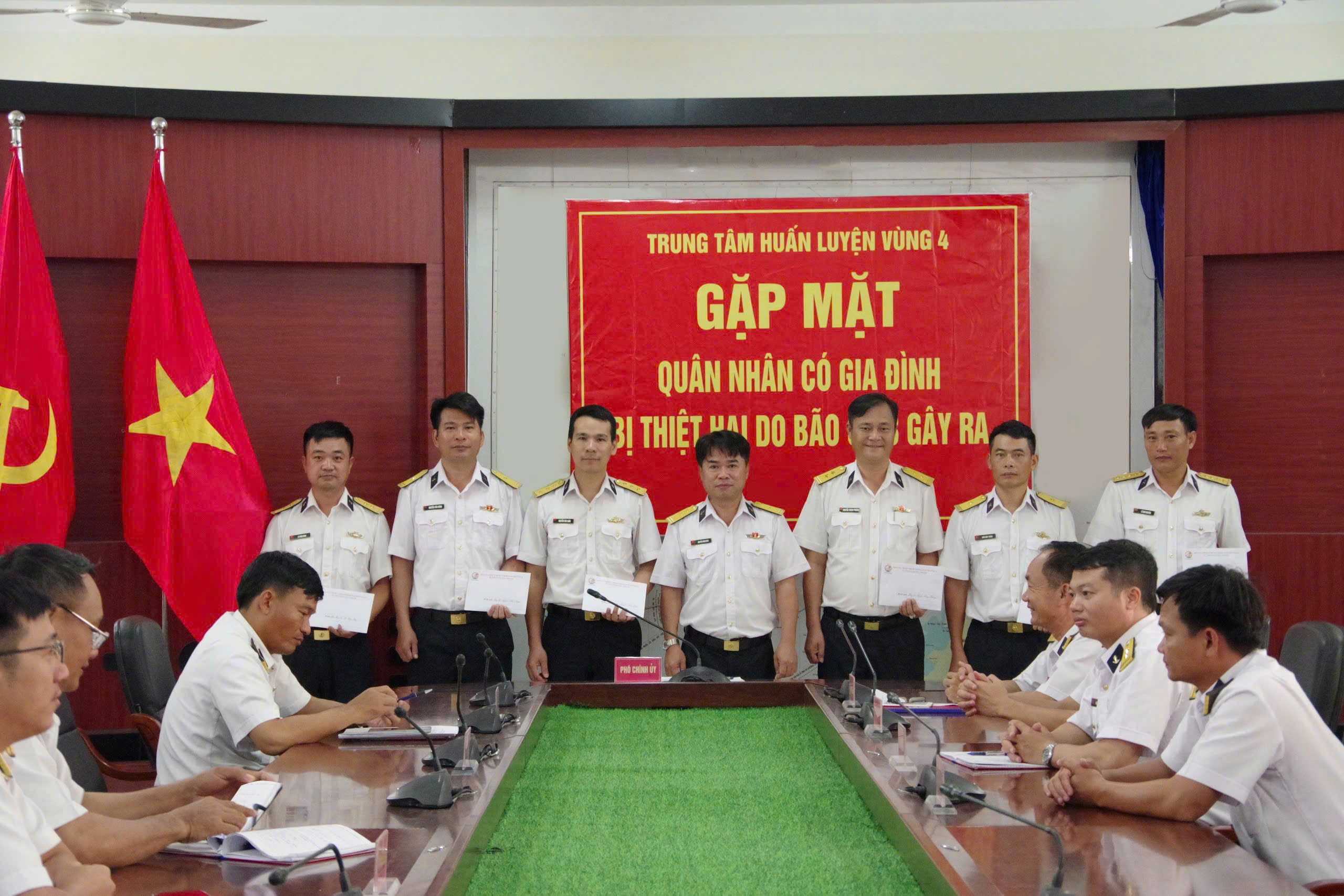 Trung tâm Huấn luyện Vùng 4 Hải quân trao hỗ trợ các gia đình quân nhân bị thiệt hại do cơn bão số 3