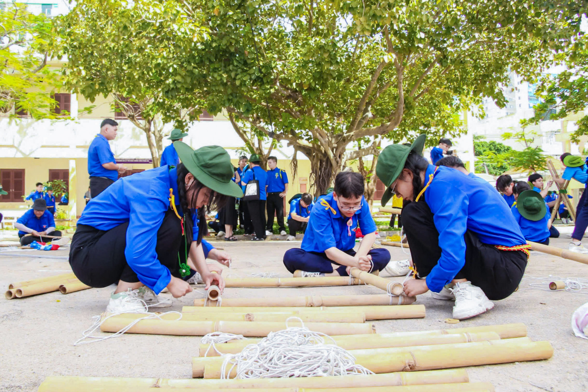 Các đội tham gia thi làm cột cờ di động.