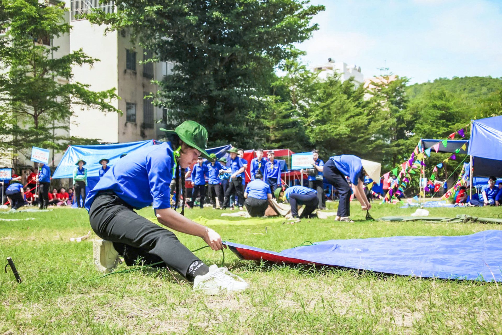 Phần thi dựng trại nhanh thu hút đông đảo thí sinh tham gia.