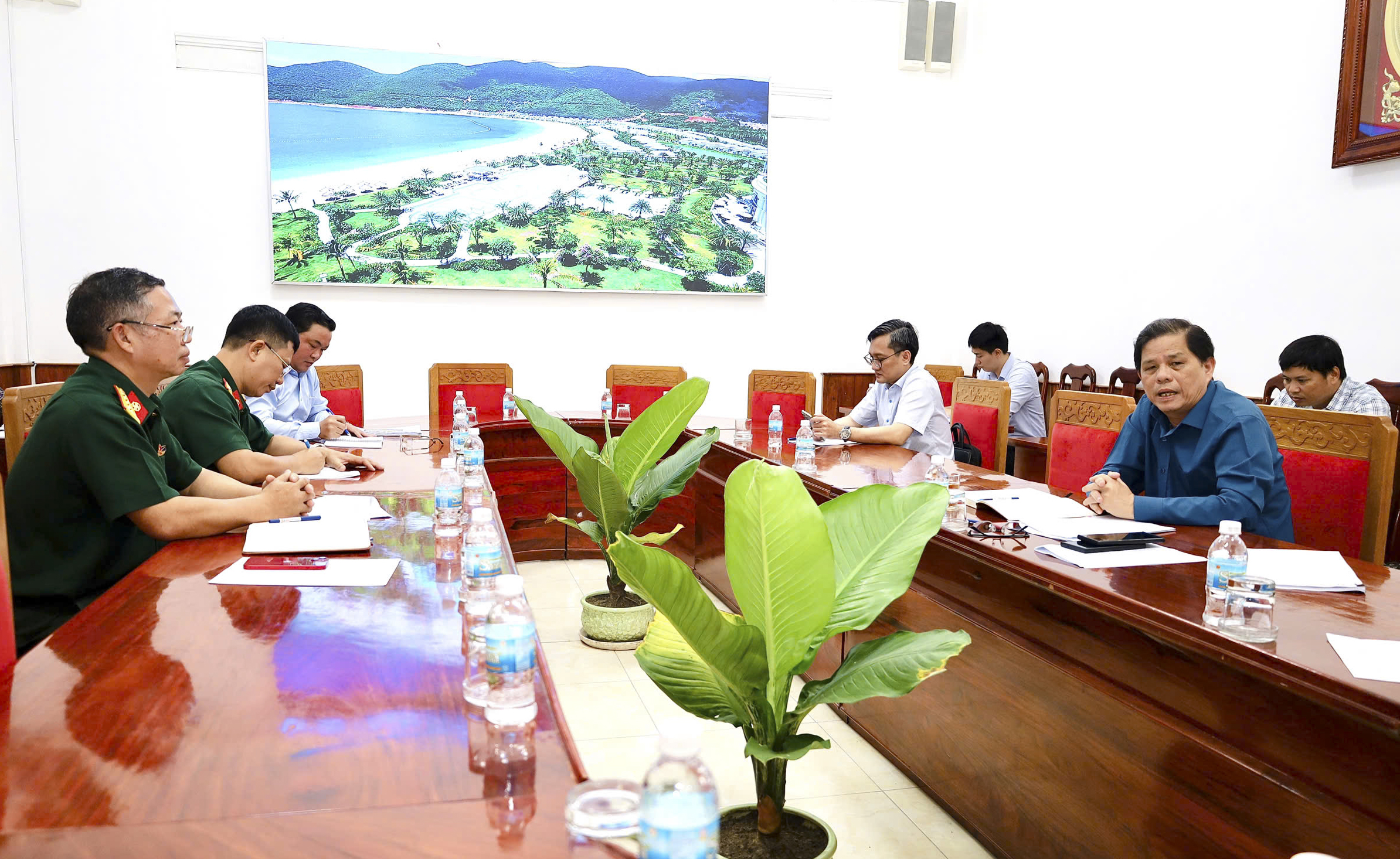 Tháo gỡ vướng mắc, giải quyết tốt tình trạng người dân canh tác chồng lấn với đất quốc phòng