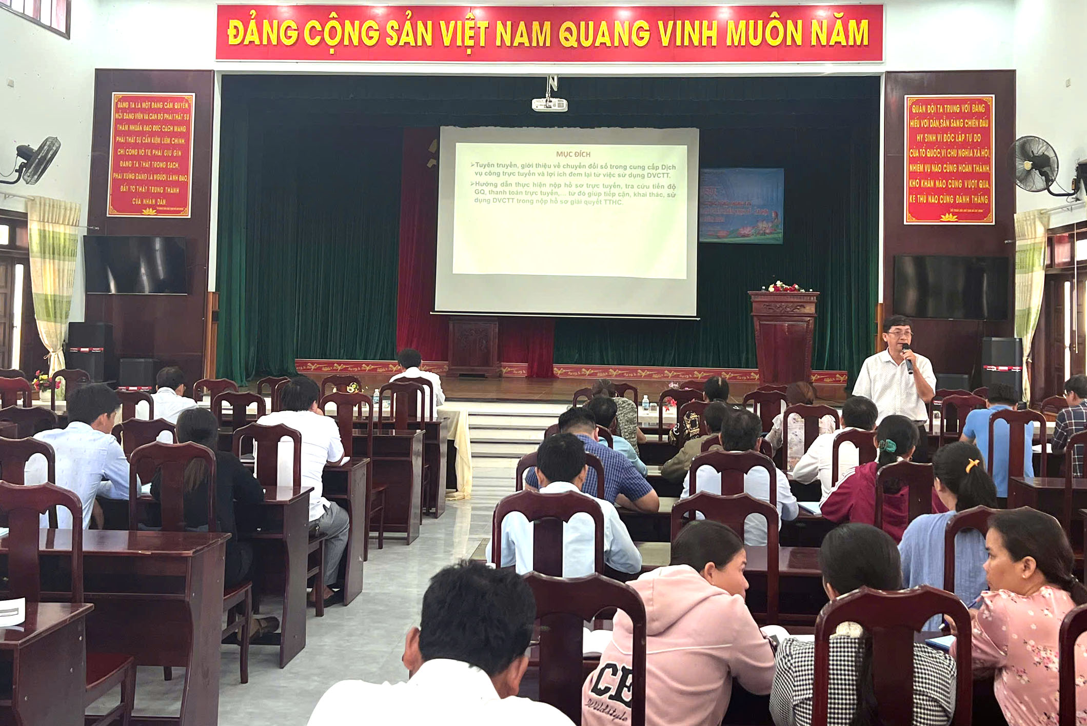 Khánh Vĩnh: Hơn 100 cán bộ, công chức được tập huấn chuyển đổi số, ứng dụng công nghệ thông tin