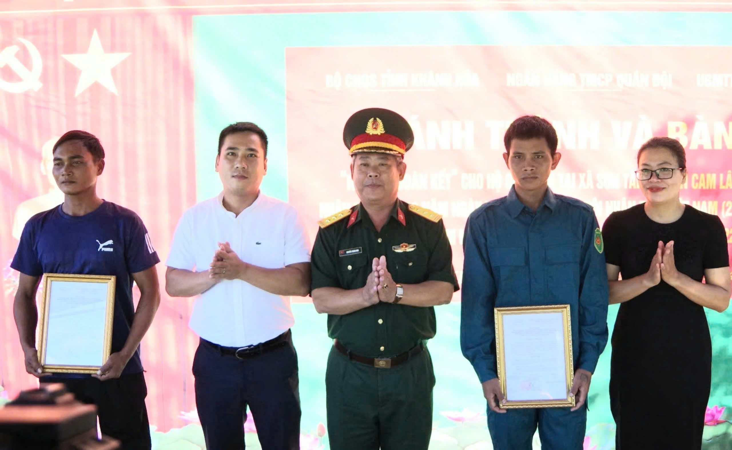 Bàn giao nhà đại đoàn kết cho 2 gia đình có hoàn cảnh khó khăn tại Cam Lâm