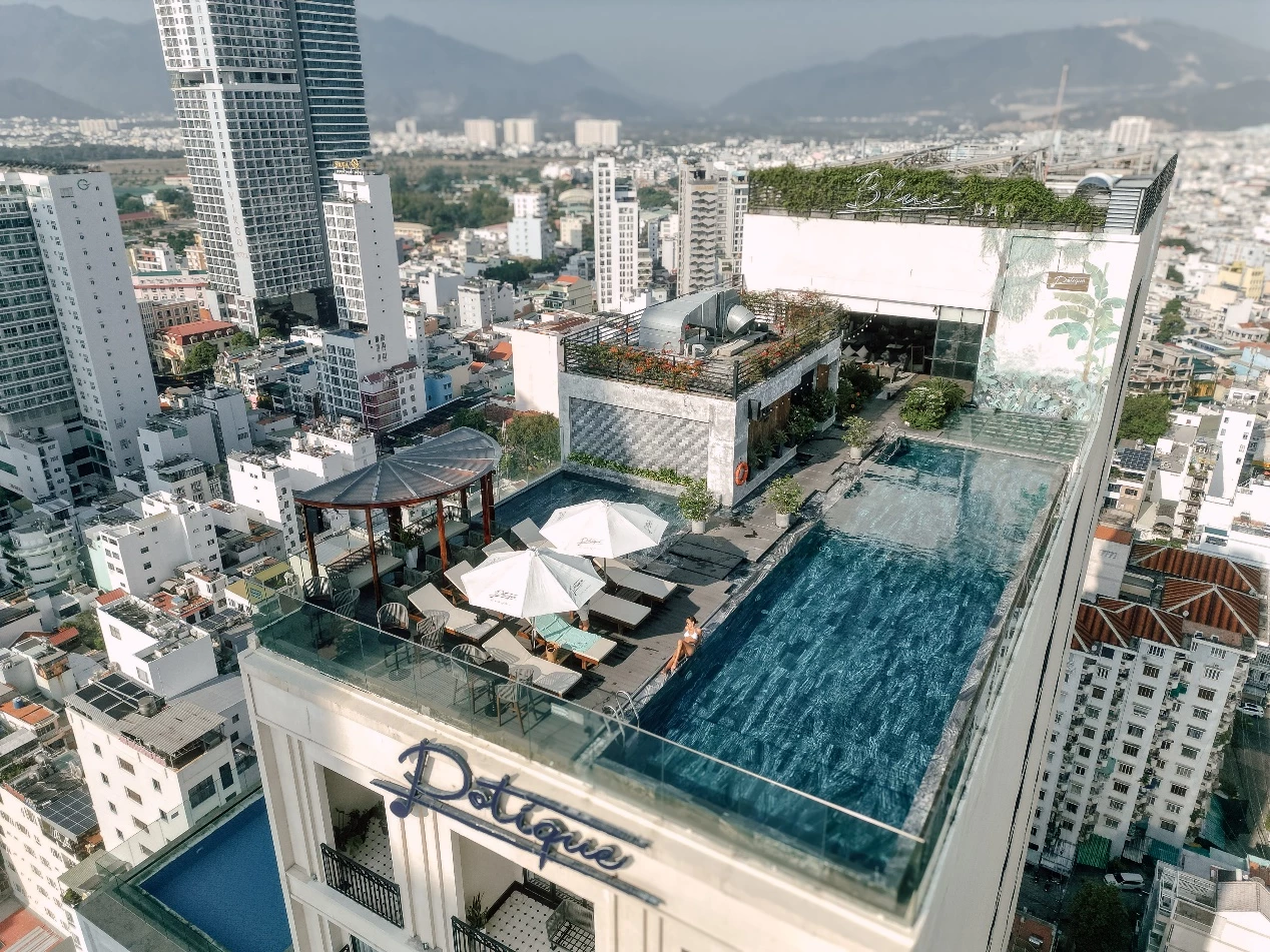 Thư giãn tại hồ bơi trên tầng thượng với tầm nhìn ôm trọn núi và phố biển Nha Trang. 
Ảnh: Svetline