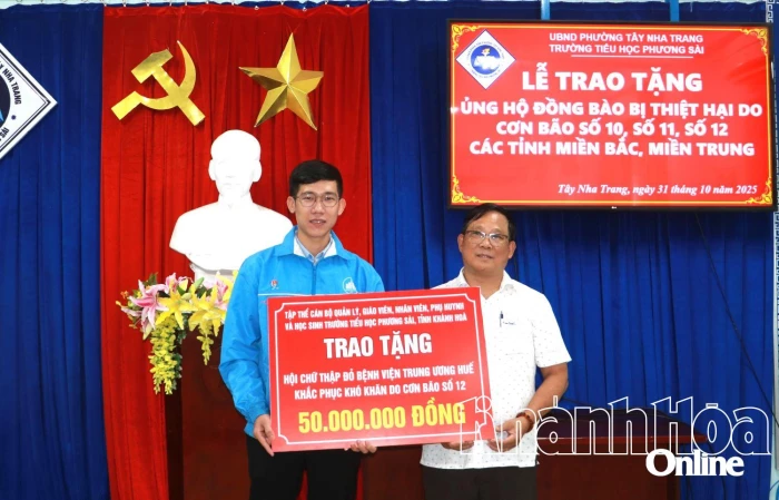 Trường Tiểu học Phương Sài trao hơn 104 triệu đồng ủng hộ đồng bào bị thiệt hại do bão