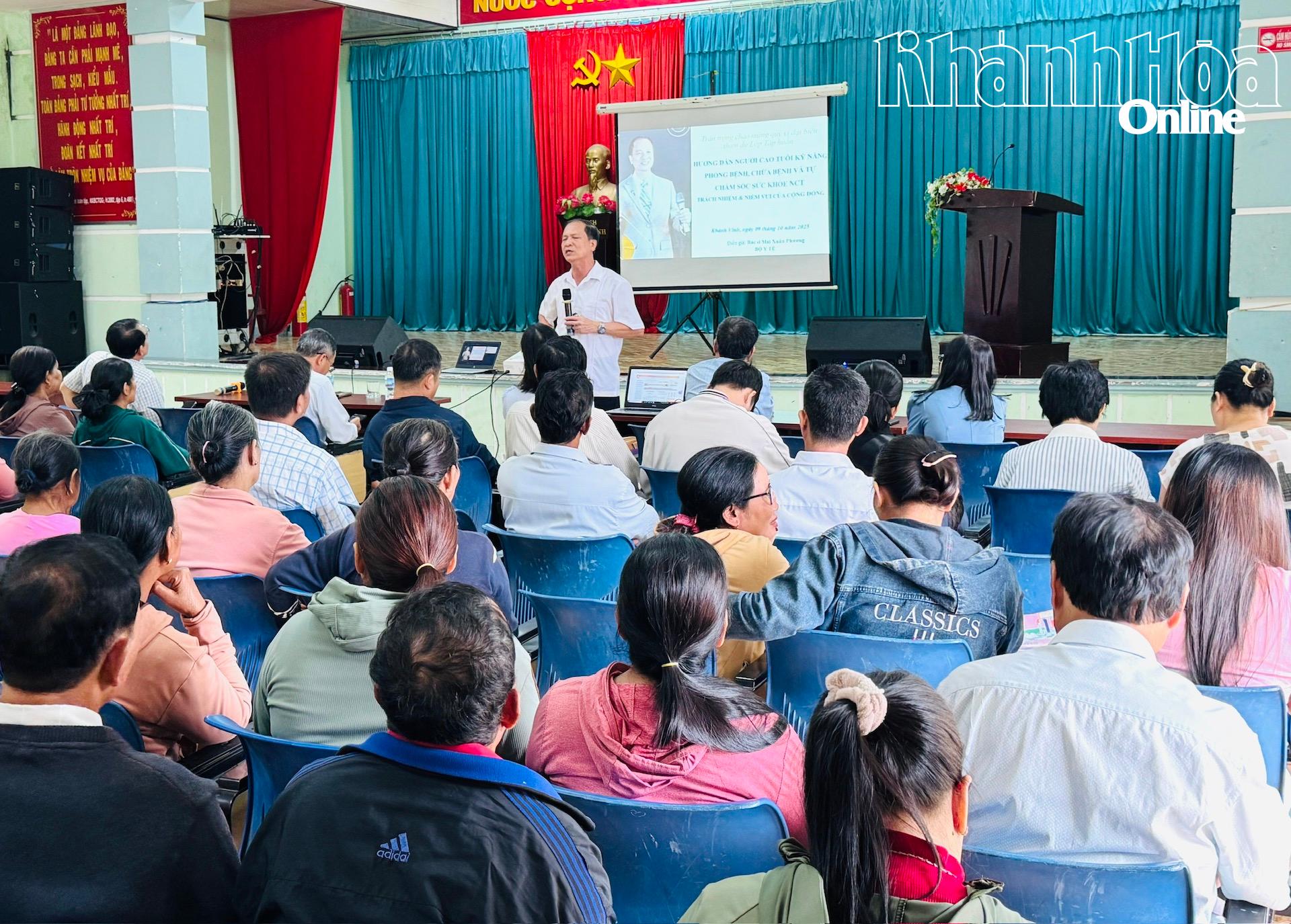 Người cao tuổi khu vực Khánh Vĩnh nghe về cách chăm sóc sức khoẻ người cao tuổi