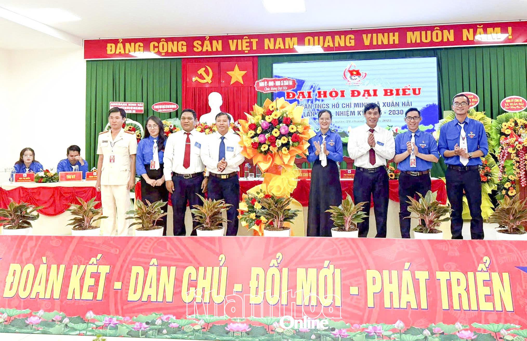 Lãnh đạo xã Xuân Hải tặng hoa chúc mừng đại hội.