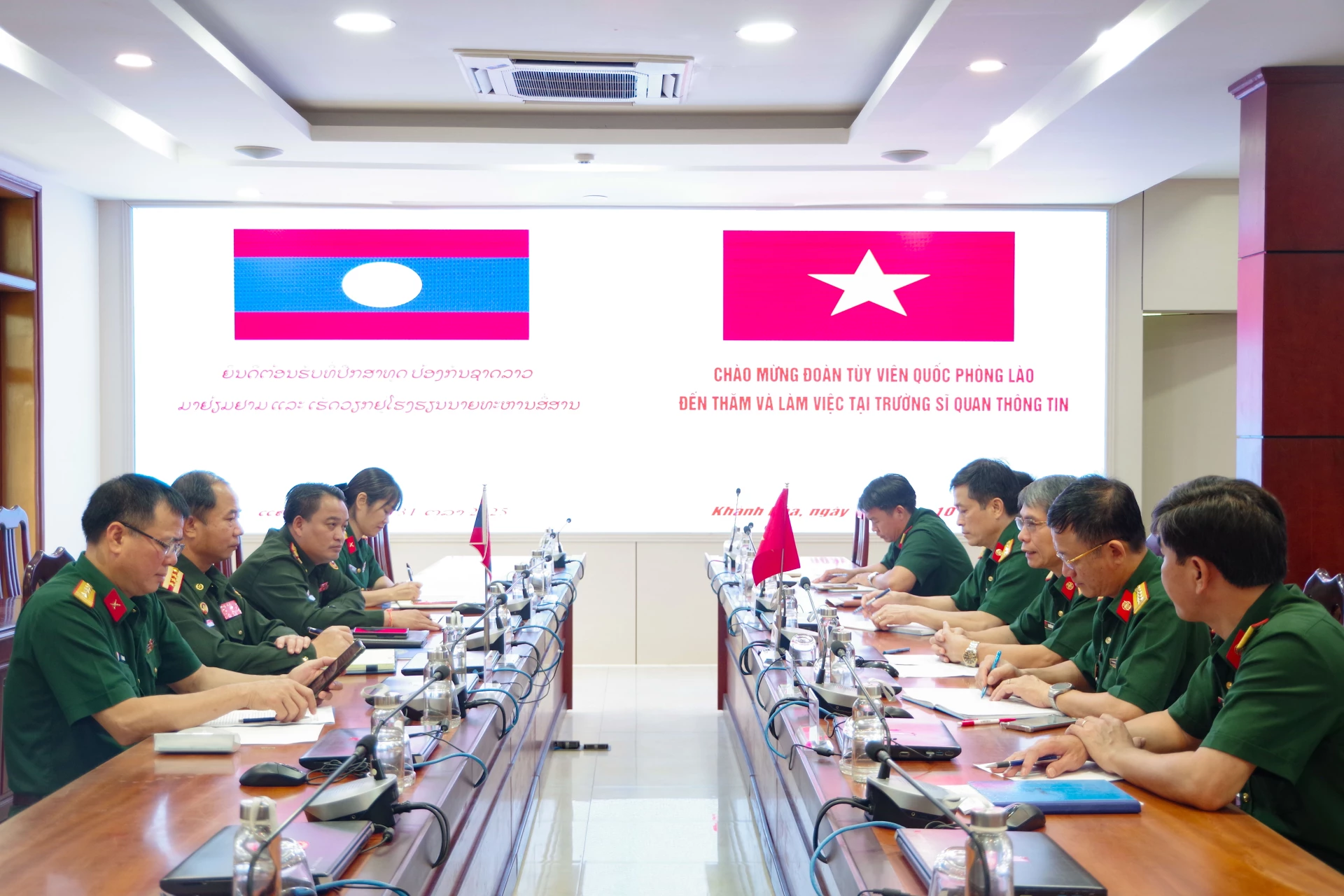 Đoàn công tác làm việc với Trường Sĩ quan Thông tin.