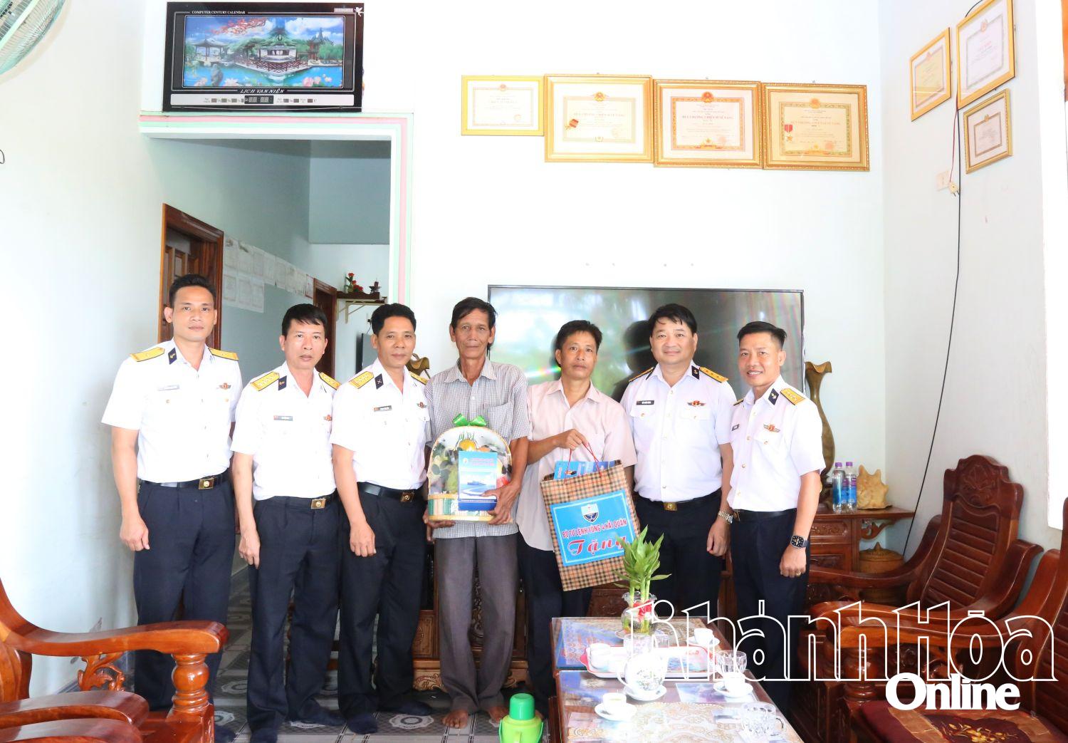 Thượng tá Bùi Xuân Bình tặng quà cho gia đình có hoàn cảnh khó khăn.