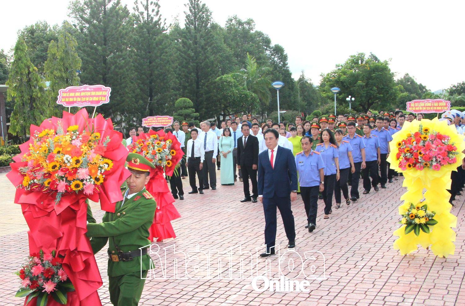 Đoàn đại biểu Tỉnh ủy, HĐND, UBND, UBMTTQ Việt Nam tỉnh do đồng chí Nguyễn Khắc Toàn dâng hoa, dâng hương tại Tượng đài Bác Hồ.