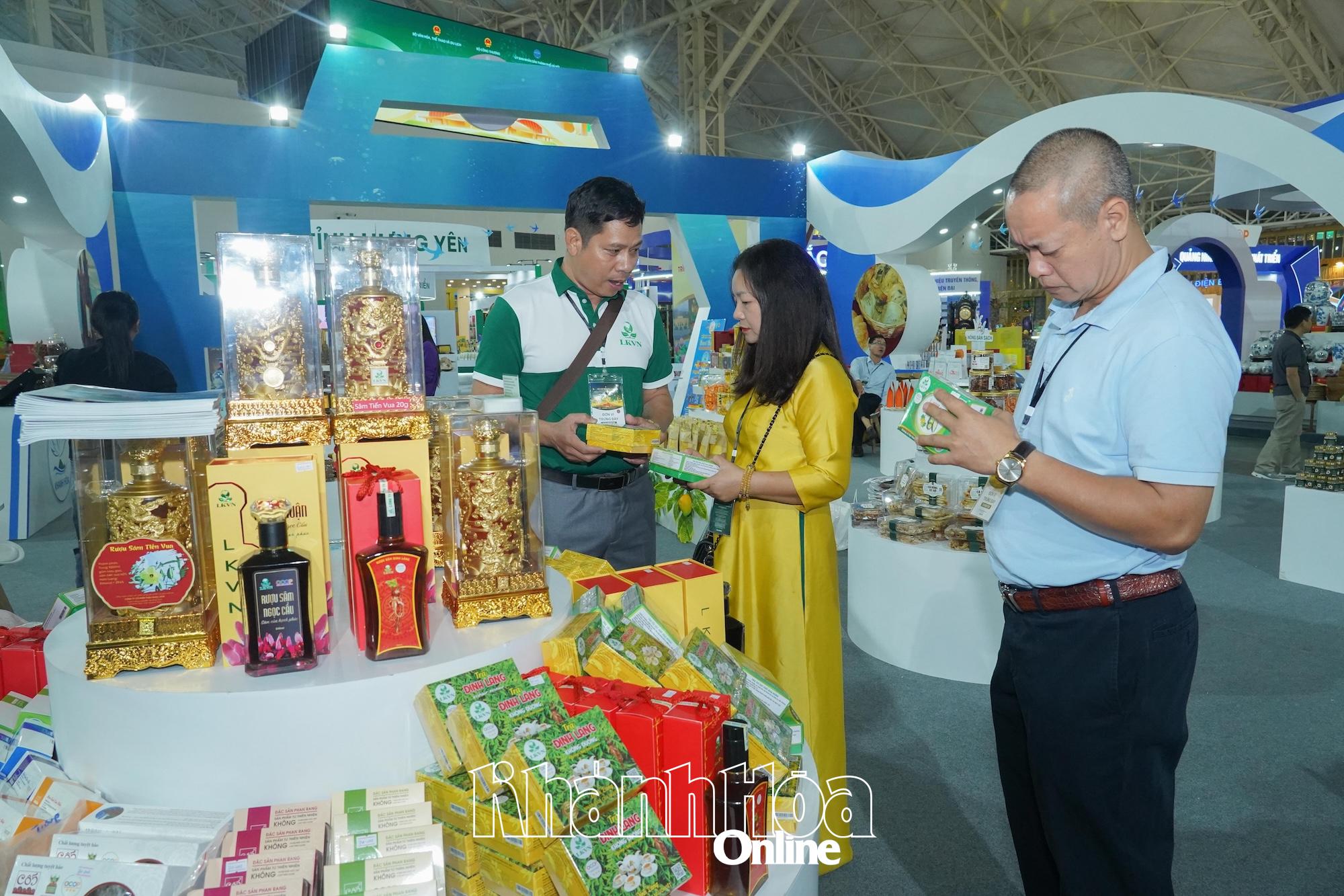 Khách hàng tham quan mua sắm tại gian hàng trưng bày sản phẩm đinh lăng của tỉnh Khánh Hòa.
