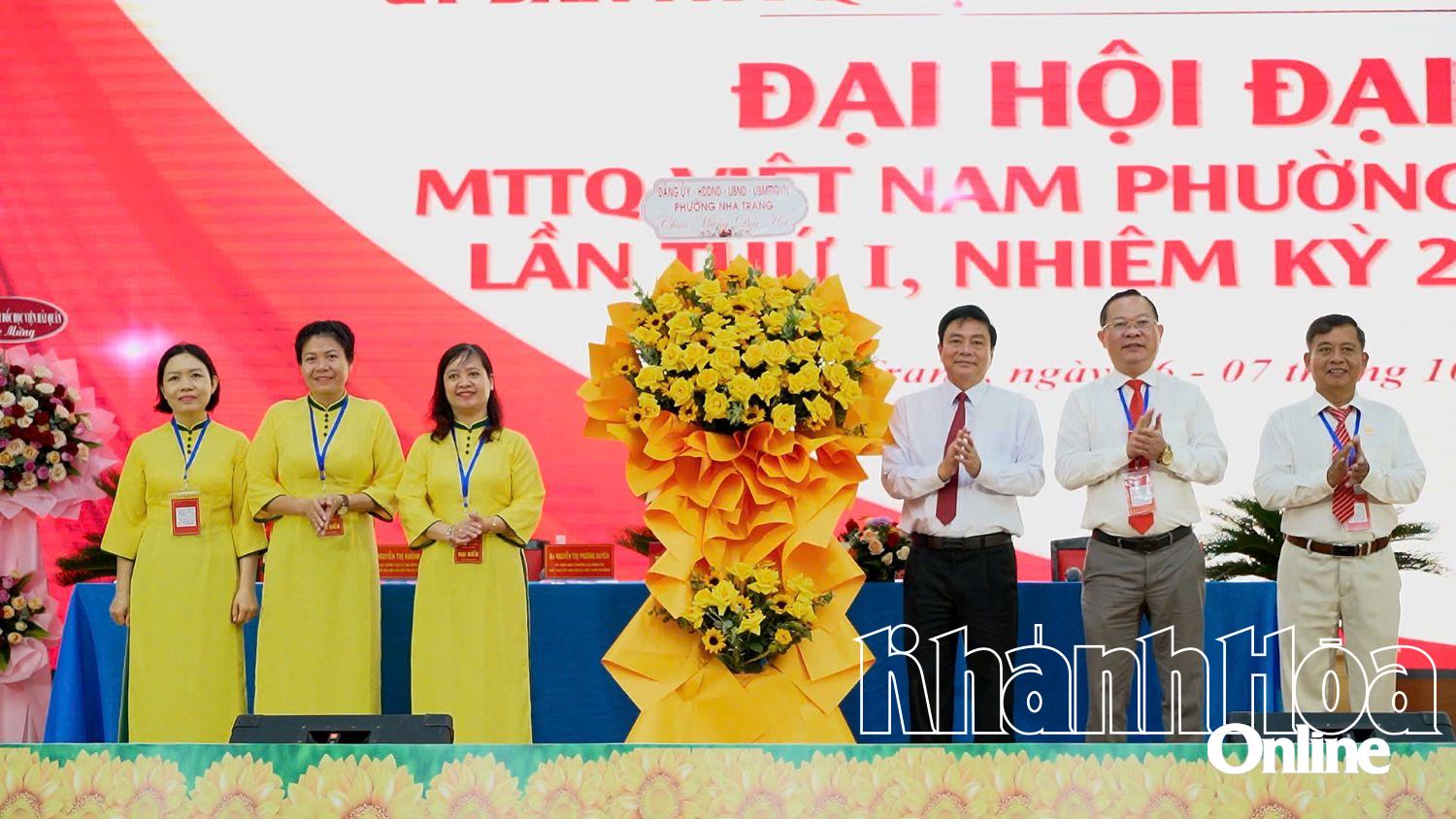 Lãnh đạo phường tặng hoa chúc mừng đại hội