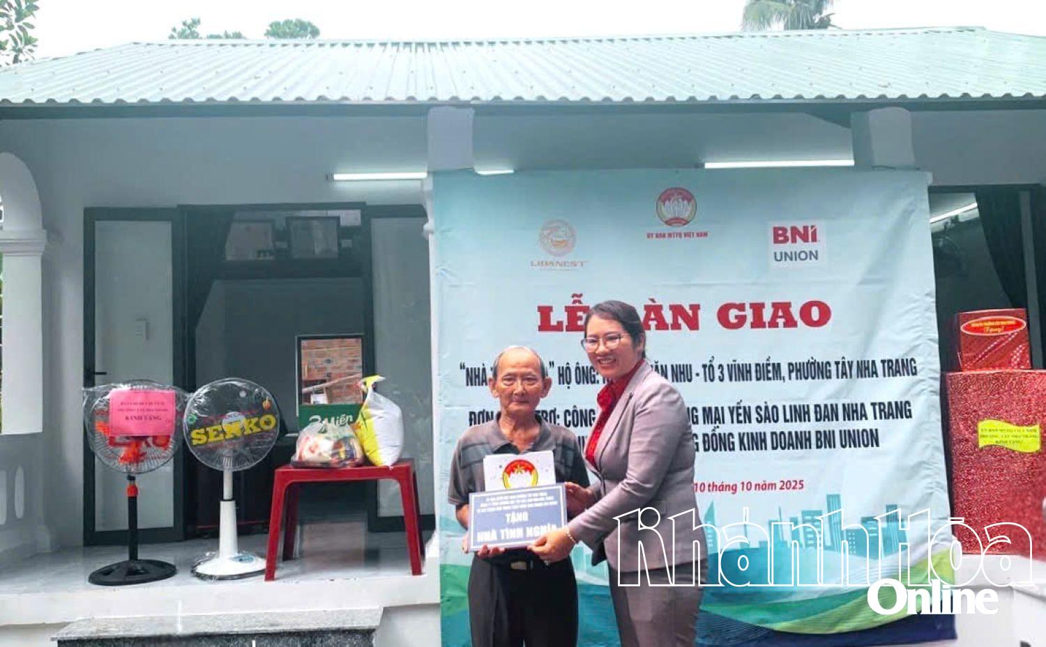 Bà Trần Thị Hồng Vân - Chủ tịch Ủy ban MTTQ Việt Nam phường Tây Nah Trang trao quyết định bàn giao nhà cho ông Nhu