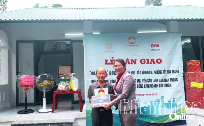 Ủy ban MTTQ Việt Nam phường Tây Nha Trang bàn giao nhà tình nghĩa cho hộ khó khăn