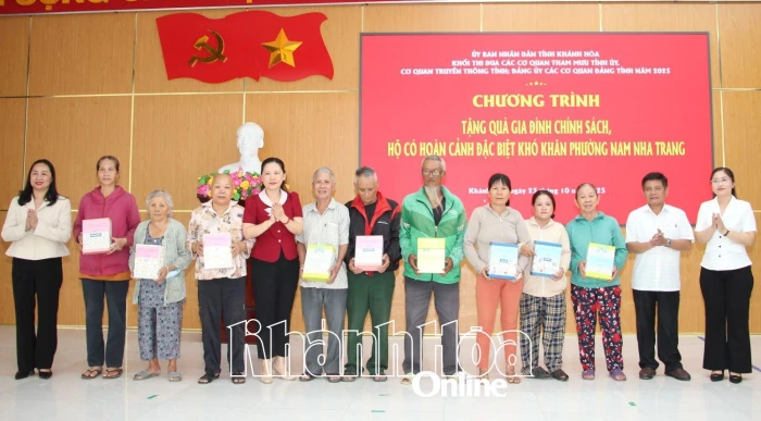 Tặng 20 suất quà cho các gia đình chính sách ở phường Nam Nha Trang