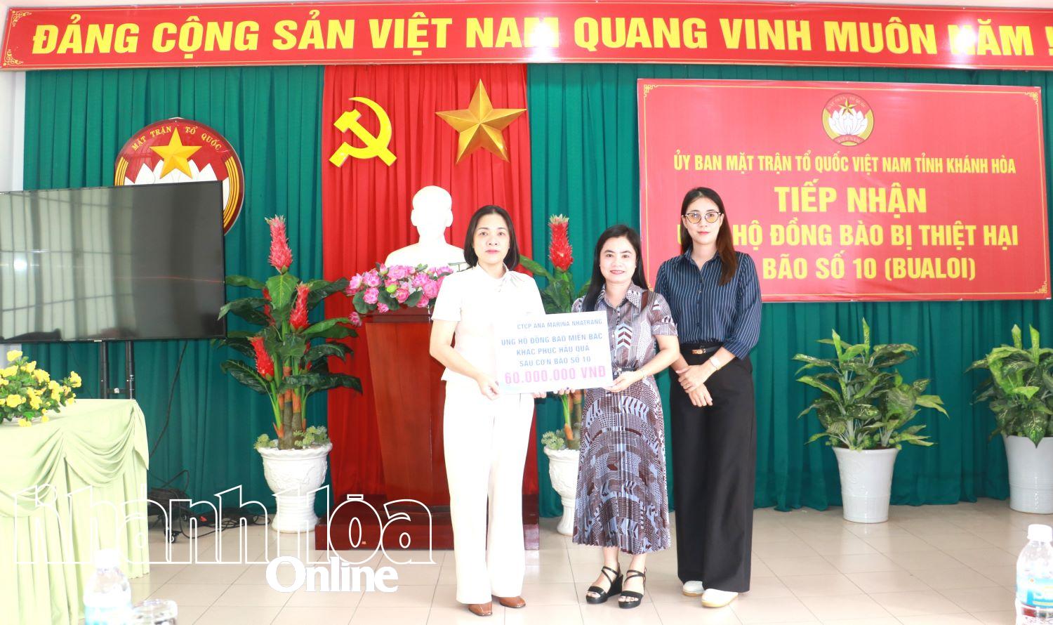 Công ty Cổ phần Ana Marina Nha Trang trao tượng trưng tiền ủng hộ
