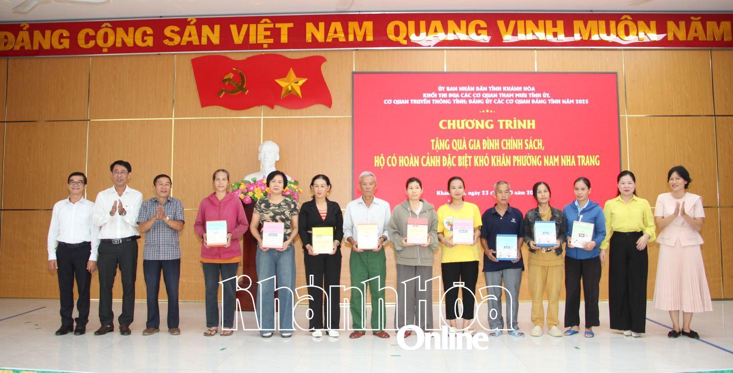 Các đại biểu trao quà cho gia đình chính sách, hộ có hoàn cảnh đặc biệt khó khăn phường Nam Nha Trang.