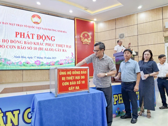 Mặt trận phường Ninh Hòa vận động hơn 352 triệu đồng ủng hộ đồng bào khắc phục thiệt hại do bão lũ